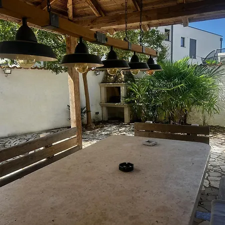 Aryan Ostanak kod kuće Porec